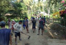 Bhabinkamtibmas Desa Kalola Bantu Warganya Benahi Jalan Rusak.