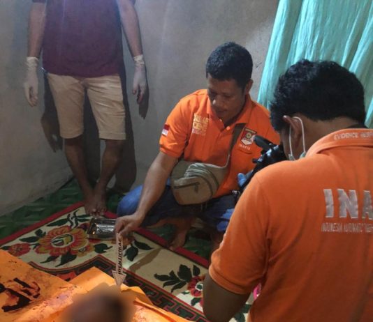 Unit Identifikasi Sat Reskrim Polres Mamuju Utara Melakukan Pemotretan, Pengambilan Identitas Dan Sidik Jari Korban Sehubungan Dengan Kasus Penganiayaan Yang Menyebabkan Matinya Orang Dan Atau Pembunuhan