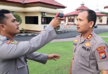 Kapolres Matra Tak Terlepas dari pemeriksaan Suhu Badan.