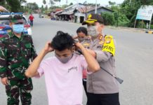 Kapolres Mamuju Utara Bagi Masker dengan Dandim di Bundaran Smart Pasangkayu.