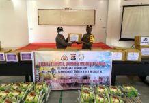 Polres Mamuju Utara Dan Bhayangkari Bagikan Bantuan diera Pandemi Corona.