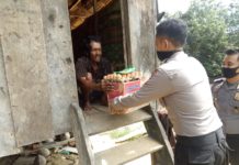 Sat Binmas Polres Mamuju Utara Dor To Door Serahkan Sembako.