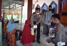 Pengurus Mesjid As Syifa Polres Mamuju Utara Bagi Zakat Fitrah.