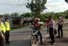 Polsek Sarudu Bagi Ta’jil Didepan Mapolsek dan Depan Pos Pam Ketupat 2020