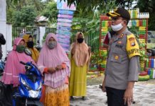 Kapolres Mamuju Utara Beri Arahan Kepada Warga saat Penyaluran BLT di Kantor Desa Ako.