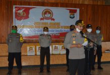 Kapolres Mamuju Utara Pimpin Upacara Penyerahan Sembako Kepada Para Bhabinkamtibmas Dalam Rangka Hari Bhayangkara Ke-74.