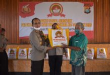 Kapolres Mamuju Utara Berikan Bingkisan Kepada Purnawirawan & Warakauri Di Hari Bhayangkara Ke 74.