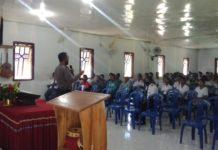 Kapolsek Bambalamotu Himbau Jemaat Agar Mencuci Tangan Sebelum Melaksanakan Ibadah Digereja.