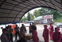 Dihari Bhayangkara Ke 74, Waka Polres Dan Ketua Cabang Bhayangkari Pasangkayu Beri Bingkisan Kepada Personil Penjaga Perbatasan.