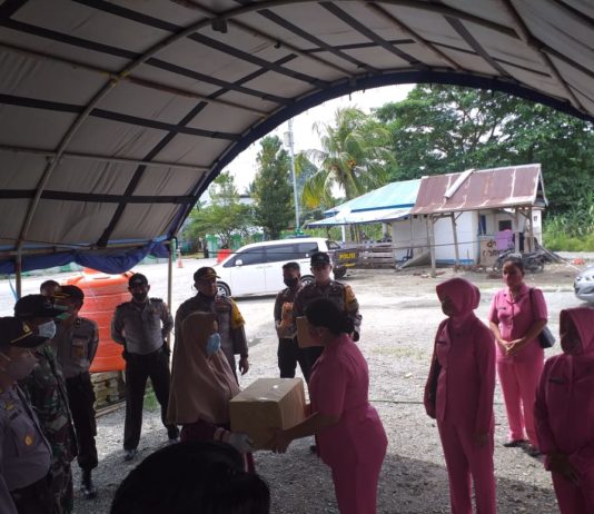 Dihari Bhayangkara Ke 74, Waka Polres Dan Ketua Cabang Bhayangkari Pasangkayu Beri Bingkisan Kepada Personil Penjaga Perbatasan.