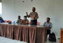 Kapolsek Bambalamotu dan Danramil Imbau Warga Disiplin Pakai Masker Saat Penyaluran BST.