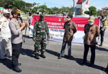 Kapolres Pasangkayu Bersama Forkopimda Bagi Masker Serentak di Bundaran Smart.