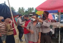 Kapolsek Pasangkayu Bersama Camat Pedongga Gaungkan Pakai Masker.