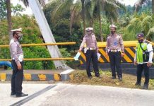 UNIT LAKA SATLANTAS POLRES PASANGKAYU SINERGIS DGN BALAI PENANGAN JALAN DAN JEMBATAN (BPJN) WIL II PROV. SULBAR CEK JALUR UNTUK PEMANSANGAN RAMBU JALAN RAWAN LAKA