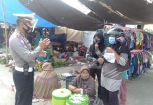 Kasat Lantas Polres Pasangkayu Pantang Menyerah Ajak Warga Pakai Masker.