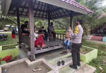 Bhabinkamtibmas Desa Kalola Himbau Warga Agar tetap Gunakan Masker Di Tempat Rekreasi.