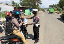 Sat Lantas Polres Pasangkayu Bagikan Brosur di hari Pertama Ops Zebra 2020.