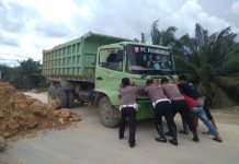Bantu Sopir yang Mobilnya Mogok, Personil Polri mendapatkan Apresiasi Dari Waka Polres.