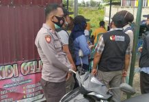 Personil Polsek Bambalamotu Pam Kampanye Dialogis Paslon Yes Smart di Lingkungan Waecella.