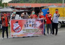 Bhabinkamtibmas Desa Randomayang Sosialisasi Saber Pungli di desa Binaannya.