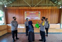 Kapolres Pasangkayu Berikan Sembako kepada Warga Salunggadue.