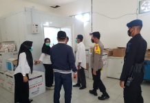 Kabag Ops Polres Pasangkayu Awasi Pendistribusian Vaksin Corona Dari Mamuju.