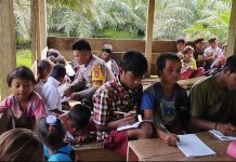Polisi Bantu Guru Mengajar terhadap anak-anak yang tidak bersekolah di Pedalaman.