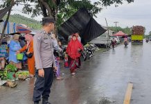Bersama Kapolsek, Bhabinkamtibmas Polsek Bambalamotu Amankan Pasar Tradisional Randomayang.