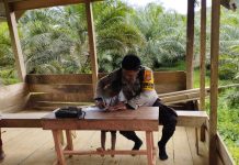 Polisi Bantu Guru Mengajar terhadap anak-anak yang tidak bersekolah di Pedalaman.