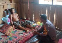 Bentuk Kepedulian, Bhabinkamtibmas Polres Pasangkayu Jenguk Warganya Yang Sedang Sakit