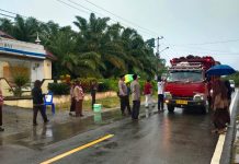 Polsek Baras Bagi-bagi Takjil Ke Pengendara Jelang Buka Puasa