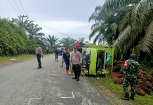 Personel Polsek Pasangkayu Lakukan Yanmas Kejadian Laka Tunggal di Jalan Trans Sulawesi Barat.