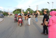 Sat Resnarkoba Polres Pasangkayu Bagi Takjil Kepada Pengendara Yang Melintas Jelang Buka Puasa.