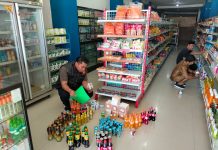 Polres Pasangkayu Bersama Dinkes Riksa Makanan yang dijual ditoko