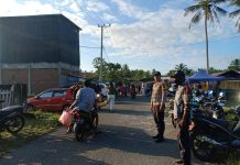 Pantau Aktivitas Di Pasar Tradisional Bhabinkamtibmas Polsek Bambalamotu Lakukan Pengaturan Lalin