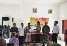 Ciptakan Situasi Aman, Bhabinkamtibmas Polsek Pasangkayu Kawal Penyaluran BLT DD