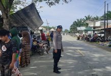 Bhabinkamtibmas Polsek Bambalamotu Polres Pasangkayu Gatur Arus Lalin di pasar tradisional