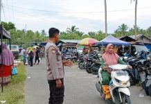 Bhabinkamtibmas Polsek Bambalamotu Laksanakan Pengamanan dan Pengaturan di Pasar Tradisional