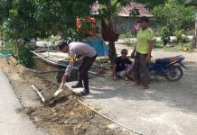 Bhabinkamtibmas Polres Pasangkayu Bersama Warga, Gotong Royong Pasang Pipa Air