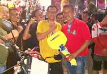 Kapolres Pasangkayu Serahkan Hadiah Utama Pemenang Undian Peserta On Day Trail Adventure polrespasangkayu.com – seusai menggelar jelajah alam vovasanggayu on Day adventure, komunitas taril adventure kabupaten pasangkayu menggelar acara penyerahan undian berhadiah bagi para raider atau peserta adventure di alun – alun kota pasangkayu, Sabtu (15/07/2023) malam. Kegiatan on Day adventure jelajah alam Vovasanggayu dalam rangka memperingati HUT Bhayangkara ke-77 dihadiri langsung oleh Bupati Pasangkayu H yaumil ambo djiwa S.H., Kapolres Pasangkayu AKBP Candra kurnia setiawan S.I.K., waka polres pasangkayu Kompol Recky Wijaya S.H S.I.K., dandim 1427 pasangkayu letkol inf Rachmat Yunus S.Sos., Ketua DPRD kabupaten pasangkayu Alwiaty, kepala kejaksaan Negeri pasangkayu muchsin S.H M.H., kepala rutan kabupaten pasangkayu Aris Supriyadi, dan beberapa kepala dinas lainnya. READ ALSO DJ Una Tampil Di Malam Puncak On Day Adventure Pasangkayu. Pecah !!!! Kapolres Pasangkayu Lepas Ratusan Raider One Day Trail Adventure Sambut HUT Bhayangkara Ke 77 Kapolres Pasangkayu di dampingi waka polres pasangkayu dan Dandim 1427 pasangkayu menyerahkan hadiah utama pemenang on day adventure berupa satu unit sepeda motor merek Honda CRF kepada perwakilan peserta komunitas raider adventure Mamuju. Dalam sambutannya Kapolres Pasangkayu mengucapkan rasa syukurnya atas keikutsertaan para raider adventure dari berbagai daerah guna meriahkan hut Bhayangkara ke-77. “Syukur alhamdulillah pada malam ini hari ini allah Swt masih memberikan kita kesehatan, kekuatan dan kesempatan untuk berkumpul secara bersama sama mengikuti undian berhadiah jelajah alam vovasanggayu on day adventure pasangkayu dalam rangka memperingati atau merayakan HUT Bhayangkara yang ke-77 tahun 2023 ini” – ujar Kapolres Pasangkayu. Selain itu, Kapolres Pasangkayu juga mengucapkan rasa terimakasihnya kepada seluruh peserta dan para pihak yang turut membantu dan mensuksekan kegiatan tersebut. “Saya atas nams Kapolres Pasangkayu mewakili seluruh teman jajaran Polri khususnya polres pasangkayu mengucapkan terimakasih yang setinggi tingginya kepada seluruh peserta yang telah ikut berpartisipasi hadir di bumi pasangkayu ini. Selain itu kami juga mengucapkan terimakasih kepada seluruh pihak yang telah memberikan bantuan dan kerjasamanya dalam menyelenggarakan kegiatan ini” – ucap AKBP Candra kurnia setiawan S.I.K. Diakhir sambutannya AKBP Candra kurnia setiawan S.I.K mengucapkan permohonan maaf kepada seluruh peserta on Day adventure jelajah alam Vovasanggayu jika didalam pelaksanaan ada yang kurang berkenan mohon do maafkan “kepada seluruh peserta bila mana dalam pelaksanaan kegiatan ini masih banyak yang tidak sesuai dengan keinginan peserta kiranya kami mohon maaf yang sebesar besarnya. Selain itu, kami juga mengharapkan kritikan yang sifatnya membantu untuk perbaikan kegiatan selanjutnya” – ucapnya “Olehnya saya atas nama Kapolres Pasangkayu mengucapkan selamat jalan para raider adventure nusantara semoga tuhan yang maha esa selalu melimpahkan rahmatnya semoga seluruh peserta bisa tiba ditempat bersama keluarga dalam keadaan sehat walafiat” – pungkasnya. Di ketahui bahwa sebelum pengundian hadiah utama, juga telah diberikan pemenang undian hadiah lainnya kepada para raider adventure yang beruntung, berupa 13 unit sepeda motor merek Honda Revo fit, 5 unit sepeda, 5 unit LET TV dan 3 kulkas.