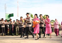 Tradisi Pengalungan Bunga, Tarian Adat dan Pedang Pora Warnai Penyambutan Kapolda Sulbar