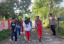 Bhabinkamtibmas Polsek Bambalamotu Latih Paskibra di SMA 1 Bambaira.