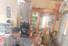 Bhabinkamtibmas Polsek Pasangkayu Sambang Ke Rumah Warga Pengerajin Sarung Tenun Tradisional.