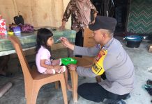 Cegah Stunting, Bhabinkamtibmas Polsek Pasangkayu Beri Makanan Tambahan Balita
