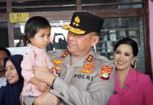 Polda Sulbar Peduli Stunting, Kapolda Sulbar Serahkan Bantuan Makanan Sehat Dan Tinjau Langsung Penanganan Stunting