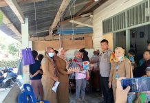 Bhabinkamtibmas Polsek Baras Memberikan Makanan Tambahan kepada Anak Stunting