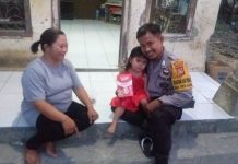 Cegah Stunting, Bhabinkambitmas Polres Pasangkayu Berikan Bantuan Susu dan Vitamin Kepada Anak.