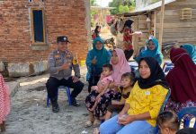 Bhabinkambitmas Polres Pasangkayu Lakukan Pendampingan Kegiatan Posyandu di Desa Binaan