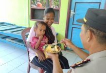 Upaya Pencegahan Stunting, Bhabinkamtibmas Memberikan Makanan Tambahan Kepada Anak Balita