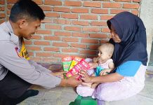 Bhabinkambitmas Memberikan Bantuan Makanan Tambahan, Sebagai Upaya Pencegahan Stunting Di Desa Binaan.